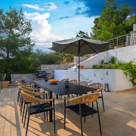 Newly Renovated With Panoramic Sea Views *