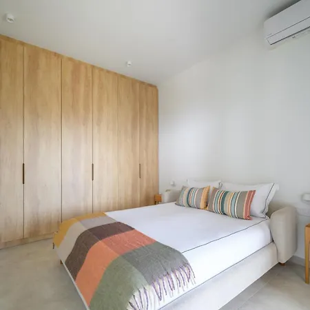 Newly Renovated With Panoramic Sea Views *