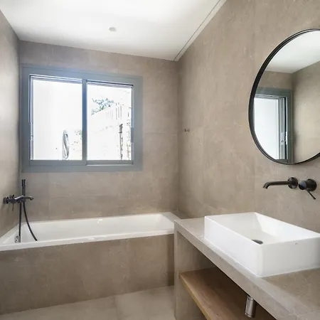 Newly Renovated With Panoramic Sea Views *