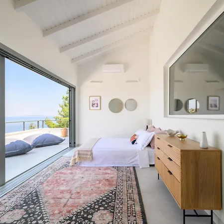 Newly Renovated With Panoramic Sea Views Villa *