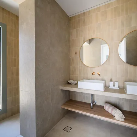 Newly Renovated With Panoramic Sea Views *