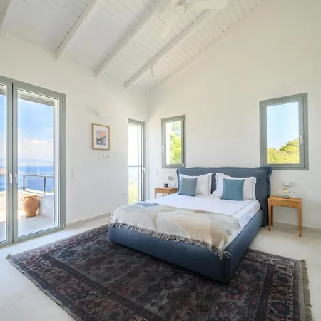 Newly Renovated With Panoramic Sea Views *