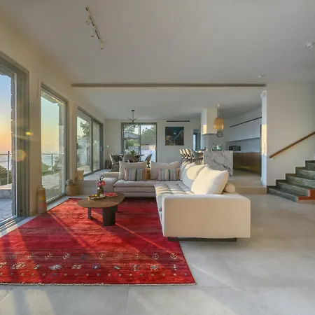 Newly Renovated With Panoramic Sea Views Villa *