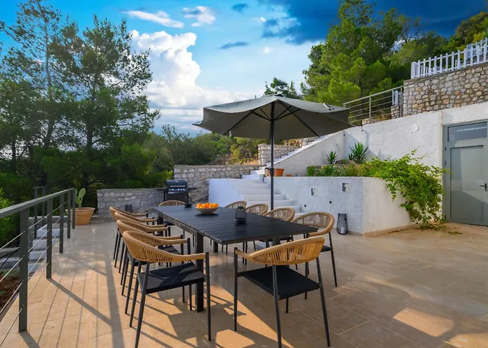 Newly Renovated With Panoramic Sea Views *