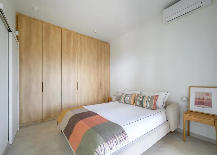 Newly Renovated With Panoramic Sea Views *