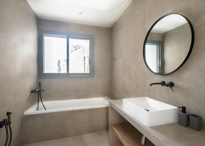 Newly Renovated With Panoramic Sea Views *