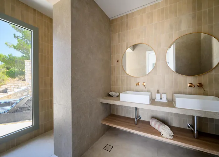 Newly Renovated With Panoramic Sea Views *